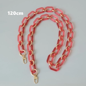 Dettaglio catena per borsa rosa 120cm in acrilico con anelli dorati e chiusure a moschettone