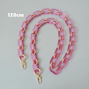 Dettaglio tracolla catena rosa trasparente da 120cm in acrilico con ganci dorati