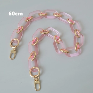 Dettaglio della tracolla in acrilico rosa da 60cm con anelli dorati e chiusure a moschettone
