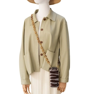 Coque de téléphone à motif animal brun avec chaîne en résine ambre sur un mannequin