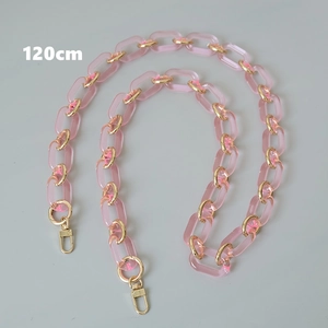 Dettaglio catena da 120cm in resina rosa e metallo dorato con chiusure a moschettone