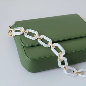Borsa a tracolla in pelle verde con catena spessa in resina marmorizzata e metallo dorato