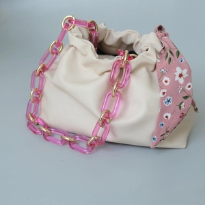 Borsa a tracolla crema con catena in acrilico rosa e dettaglio sciarpa in seta a fiori