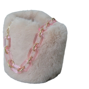 Borsa a mano in peluche rosa con elegante tracolla a catena in acrilico e metallo dorato