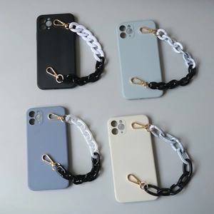 Chaîne épaisse en acrylique noir et blanc avec ensemble de coques de téléphone chic