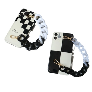 Coque de téléphone avec chaîne acrylique contrastée à damier noir et blanc et smiley décoratif