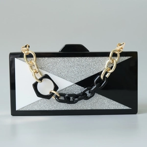 Detailansicht der Acryl-Abendtasche mit schwarz-weißen Glitzer-Geometrie-Mustern