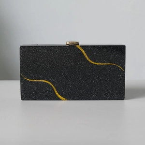 Elegante borsa da sera in acrilico nero con paillettes luccicanti e dettagli dorati