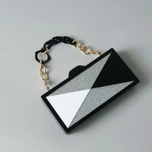 Moderne geometrische Abendtasche aus Acryl mit schwarz-weiß-silbernen Pailletten