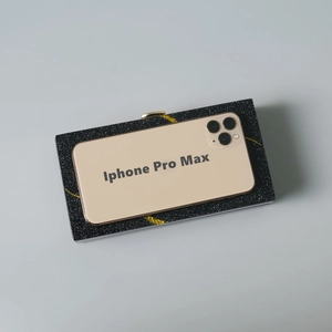 Dettaglio della borsa da sera nera glitterata con spazio per un iPhone Pro Max