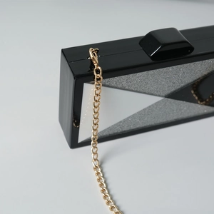 Detailansicht der Acryl-Abendtasche mit geometrischen schwarz-weiß-silbernen Glitzerpaneelen