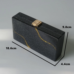 Pochette in acrilico nero glitterato con venature oro e misure del prodotto