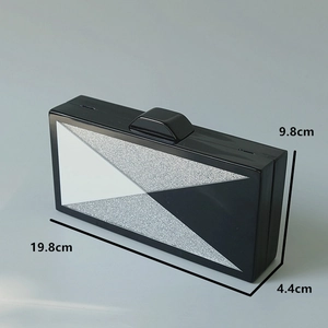 Detaillierte Größentabelle mit Maßen der rechteckigen schwarzen Acryl-Abendtasche Clutch