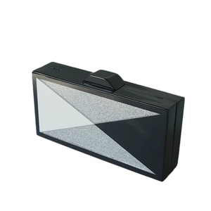 Abendtasche aus Acryl in Schwarz-Weiß mit geometrischem Silberglitzer-Muster