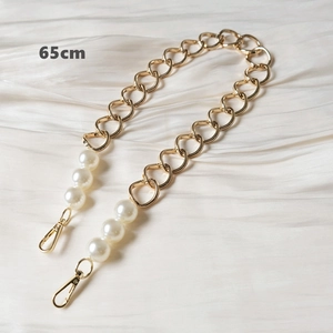 Detail of 65cm golden heart-shaped metal bag chain with elegant white faux pearls