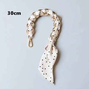 Detailansicht eines 30cm Taschenriemens aus Goldkette und beigem Seidentuch mit Punkten