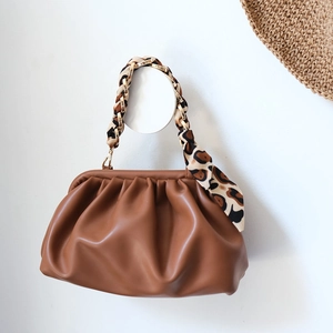Detail der braunen Cloud-Handtasche mit Leopardenmuster Seidenschal am Kettenriff
