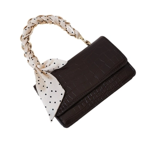 Dunkelbraune Handtasche mit Krokostruktur, Goldkette und gepunktetem Seidenschal-Griff