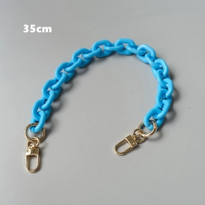 Makro-Detail einer 35 cm langen, hellblauen Acrylkette mit goldenen Karabinerhaken