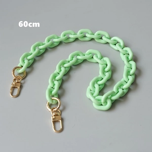 Detail der 60cm mintgrünen Harz-Kette mit goldenen Karabinerverschlüssen für Taschen