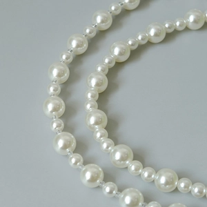 Chaîne de sac à main chic en perles blanches pures avec tailles dégradées de perles