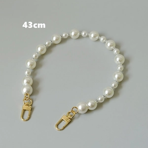 Détail de la bandoulière de sac en perles dégradées de 43cm avec fermoirs dorés