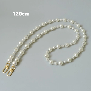 Détail de la chaîne de sac en perles blanches de 120 cm avec fermoirs dorés en métal