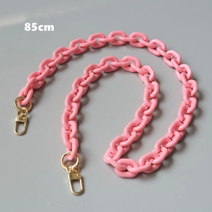 Detailansicht einer 85cm pinkfarbenen Acryl-Kette mit goldenen Metall-Karabinerhaken
