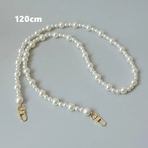 Vue détaillée de la bandoulière de sac en perles blanches 120cm avec fermoir doré