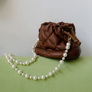Sac seau matelassé marron avec bandoulière en perles et fermeture à cordon femme