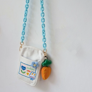 Weiße Mini-Umhängetasche aus Canvas mit blauer Kette und süßer Hasen-Stickerei