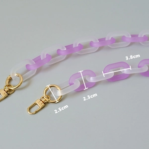 Catena in resina acrilica satinata con maglie viola opache e chiusure dorate