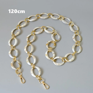 Detail of 120cm resin chain strap with marble texture and gold metal lobster clasps