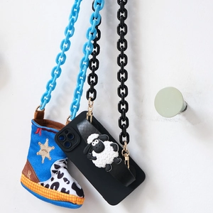 Detail der Acrylkette mit Sheriff-Stiefeltasche und Charakter-Handyhülle im Set