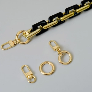 Nahaufnahme der schwarzen Acryl- und Goldharzkette mit abnehmbaren Karabinerverschlüssen