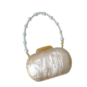 Pochette de soirée chic effet marbre champagne avec poignée en perles et fermoirs dorés