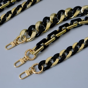 Details von abnehmbarem Acryl-Taschengurt mit schwarz-goldenen Kettengliedern aus Harz