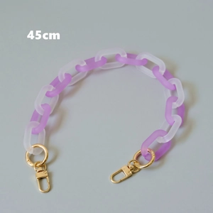 Dettaglio catena per borsa da 45cm in acrilico opaco viola e bianco con ganci dorati