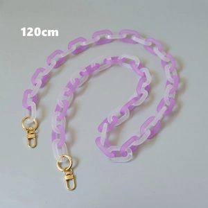 Dettaglio catena per borsa in acrilico opaco da 120cm con maglie viola e chiusure oro