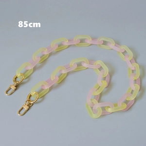 Vista dettagliata della catena in acrilico opaco da 85 cm con maglie rosa gialle e ganci oro