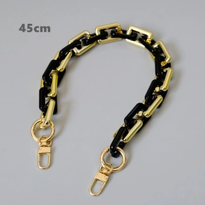 Nahaufnahme der 45 cm langen Kette aus schwarzem Harz und Goldmetall mit Karabinern