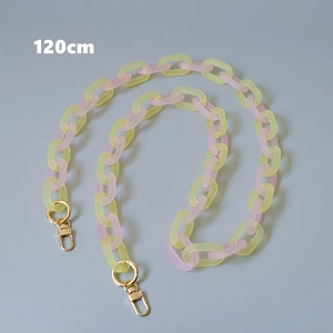 Dettaglio catena acrilica satinata da 120cm con maglie giallo rosa e fermagli dorati