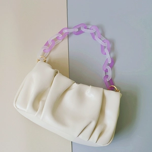 Borsa a nuvola plissettata beige con catena chic in resina acrilica viola e trasparente