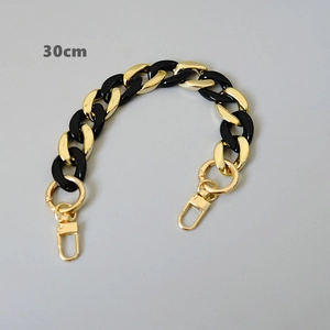 Detailansicht der 30 cm langen schwarz-goldenen Acrylkette mit Metall-Karabinern