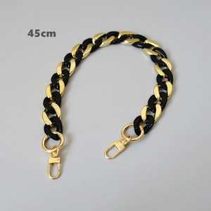 Detail der 45cm langen Kette aus schwarzem Harz und goldenem Metall mit Karabiner