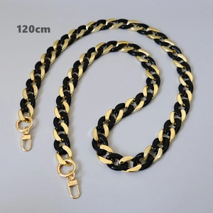 Detailansicht der 120cm schwarz-goldenen Acryl-Gliederkette mit runden Ringverschlüssen