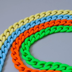 Detail von bunten matten Acrylharz-Ketten für Handtaschen in verschiedenen Neonfarben