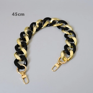 Detail der 45cm langen Harz- und Goldmetallkette mit Karabinern für Handtaschen