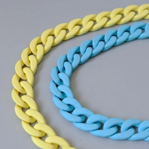 Nahaufnahme der mattierten Acrylharzkette in Gelb und Himmelblau für Taschen