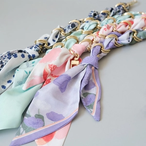 Anse de sac en foulard de soie tressé avec chaîne dorée, quatre motifs floraux élégants